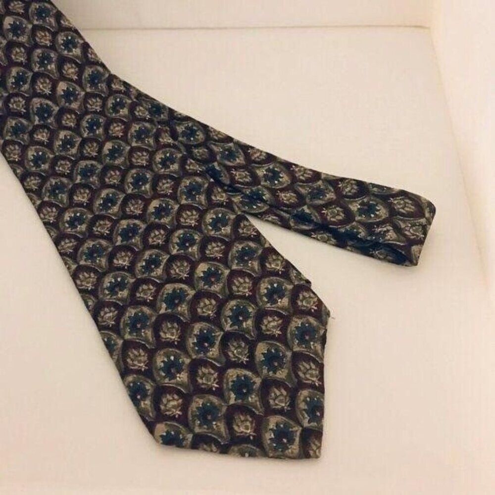 #9705 VTG CLAIBORNE MAROON SILK NECKTIE 55X4